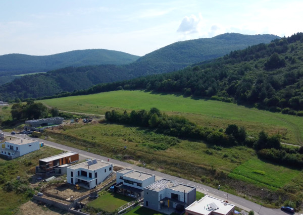 Stavebný pozemok Nová Dubnica s najkrajším výhľadom-VIDEO