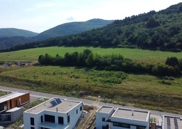 Stavebný pozemok Nová Dubnica s najkrajším výhľadom-VIDEO