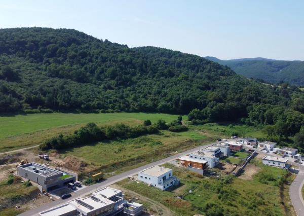 Stavebný pozemok Nová Dubnica s najkrajším výhľadom-VIDEO