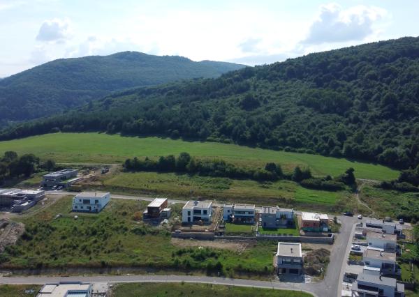 Stavebný pozemok Nová Dubnica s najkrajším výhľadom-VIDEO