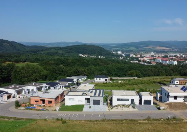 Stavebný pozemok Nová Dubnica s najkrajším výhľadom-VIDEO