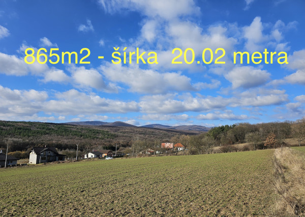 Pozemok pod lesom - so sieťami 865m2 - na predaj