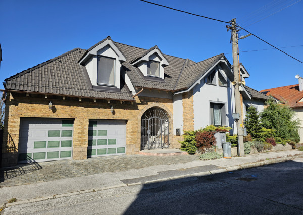 REZERVOVANÉ- RD s krásnou záhradou a dvojgarážou – Chynorany