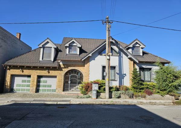 REZERVOVANÉ- RD s krásnou záhradou a dvojgarážou – Chynorany