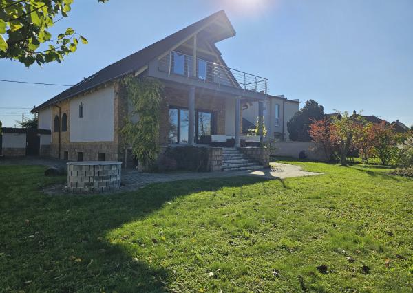 REZERVOVANÉ- RD s krásnou záhradou a dvojgarážou – Chynorany