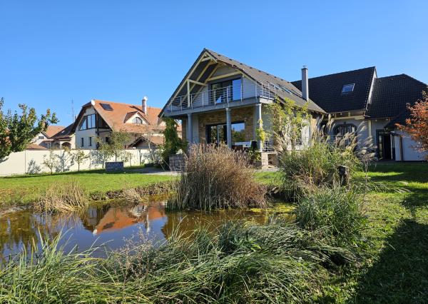 REZERVOVANÉ- RD s krásnou záhradou a dvojgarážou – Chynorany