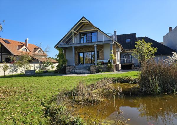 REZERVOVANÉ- RD s krásnou záhradou a dvojgarážou – Chynorany