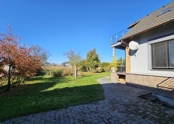 REZERVOVANÉ- RD s krásnou záhradou a dvojgarážou – Chynorany