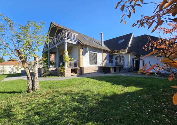 REZERVOVANÉ- RD s krásnou záhradou a dvojgarážou – Chynorany