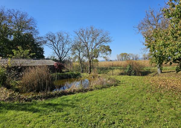 REZERVOVANÉ- RD s krásnou záhradou a dvojgarážou – Chynorany