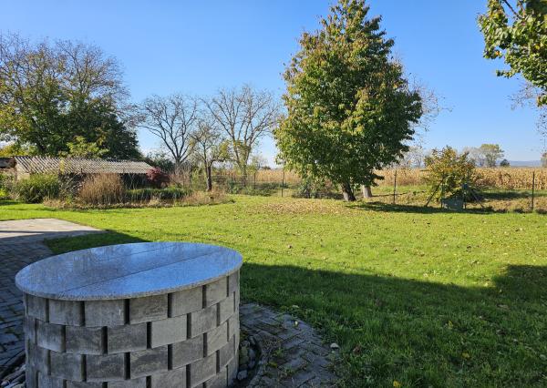 REZERVOVANÉ- RD s krásnou záhradou a dvojgarážou – Chynorany