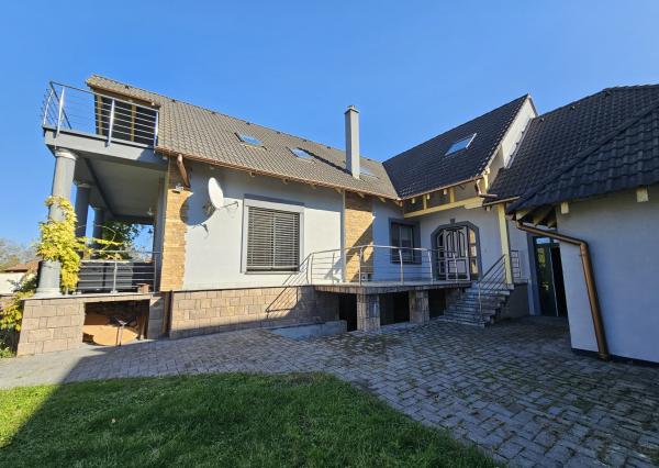 REZERVOVANÉ- RD s krásnou záhradou a dvojgarážou – Chynorany