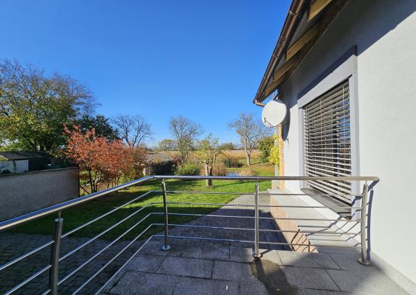 REZERVOVANÉ- RD s krásnou záhradou a dvojgarážou – Chynorany