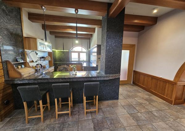 REZERVOVANÉ- RD s krásnou záhradou a dvojgarážou – Chynorany