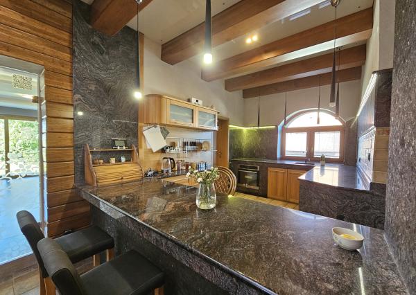 REZERVOVANÉ- RD s krásnou záhradou a dvojgarážou – Chynorany