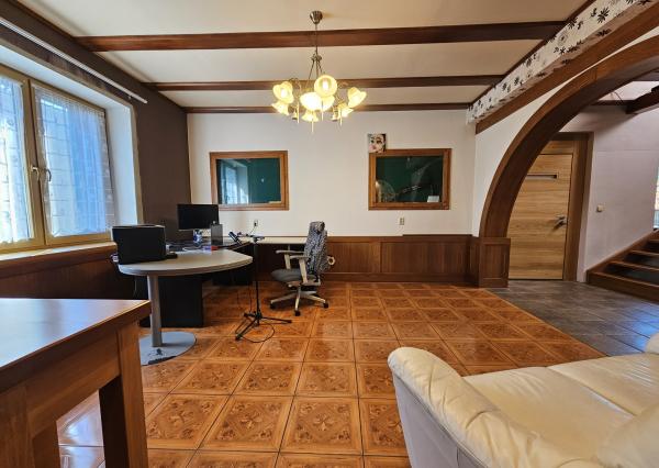 REZERVOVANÉ- RD s krásnou záhradou a dvojgarážou – Chynorany