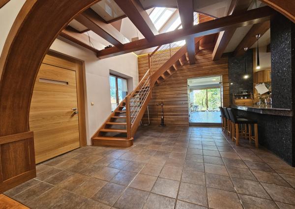 REZERVOVANÉ- RD s krásnou záhradou a dvojgarážou – Chynorany