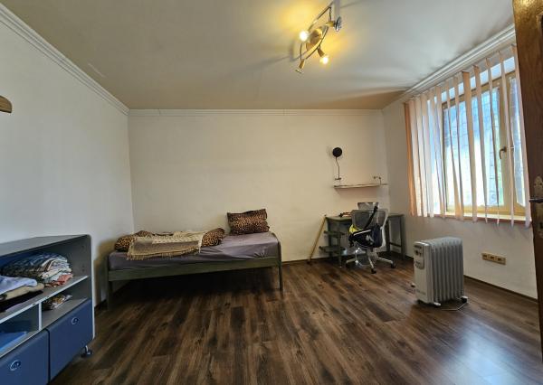 REZERVOVANÉ- RD s krásnou záhradou a dvojgarážou – Chynorany