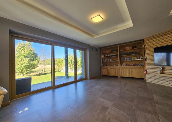 REZERVOVANÉ- RD s krásnou záhradou a dvojgarážou – Chynorany