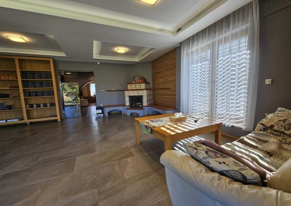 REZERVOVANÉ- RD s krásnou záhradou a dvojgarážou – Chynorany