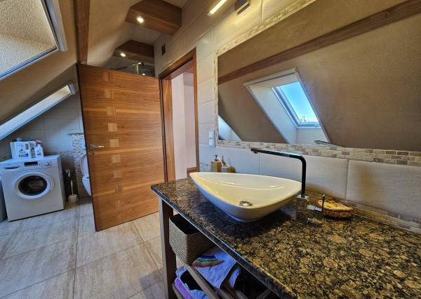 REZERVOVANÉ- RD s krásnou záhradou a dvojgarážou – Chynorany