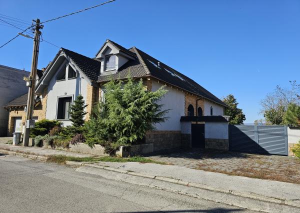 REZERVOVANÉ- RD s krásnou záhradou a dvojgarážou – Chynorany