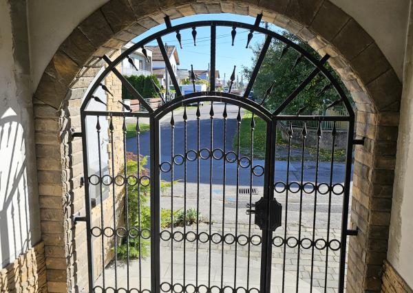 REZERVOVANÉ- RD s krásnou záhradou a dvojgarážou – Chynorany