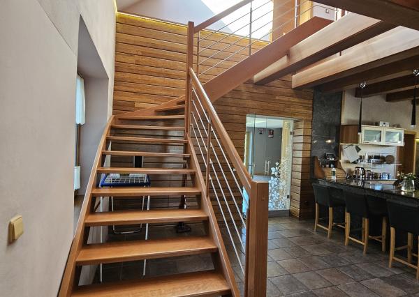 REZERVOVANÉ- RD s krásnou záhradou a dvojgarážou – Chynorany