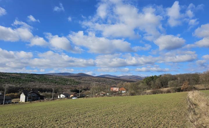 Slnečný stavebný pozemok IBV Zlatníky 958m2 - na predaj - fotografia 1