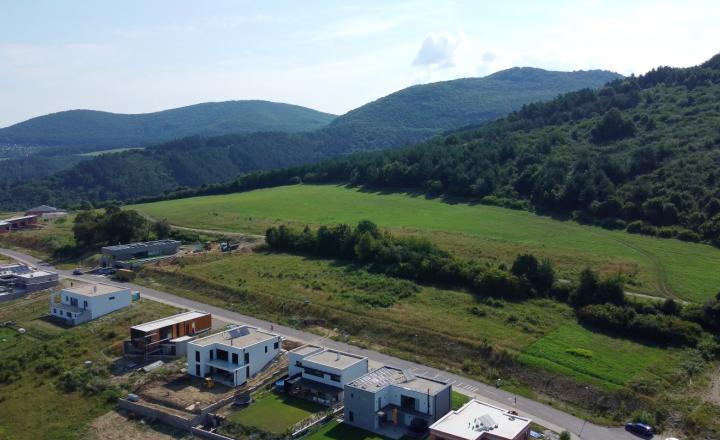 Pozemok MEDOVÉ LÚKY 933m² - 134999,- EUR - fotografia 1
