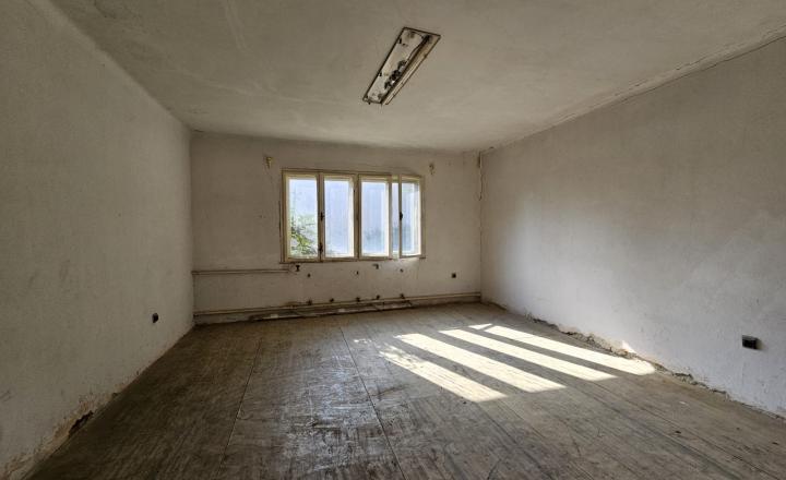 Rodinný dom v Topoľčanoch na okraji priemyselnej zóny - fotografia 3