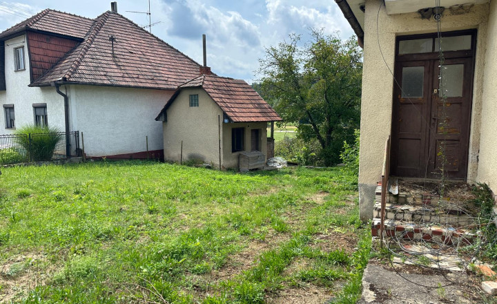 4 izbový rodinný dom v krásnom prostredí-pred rekonštrukciou - fotografia 2
