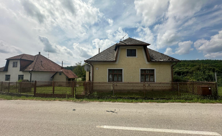 4 izbový rodinný dom v krásnom prostredí-pred rekonštrukciou - fotografia 1