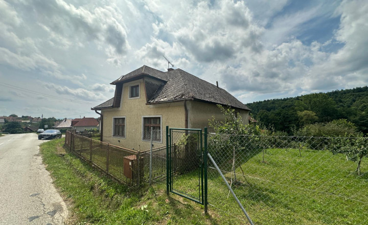 4 izbový rodinný dom v krásnom prostredí-pred rekonštrukciou - fotografia 4