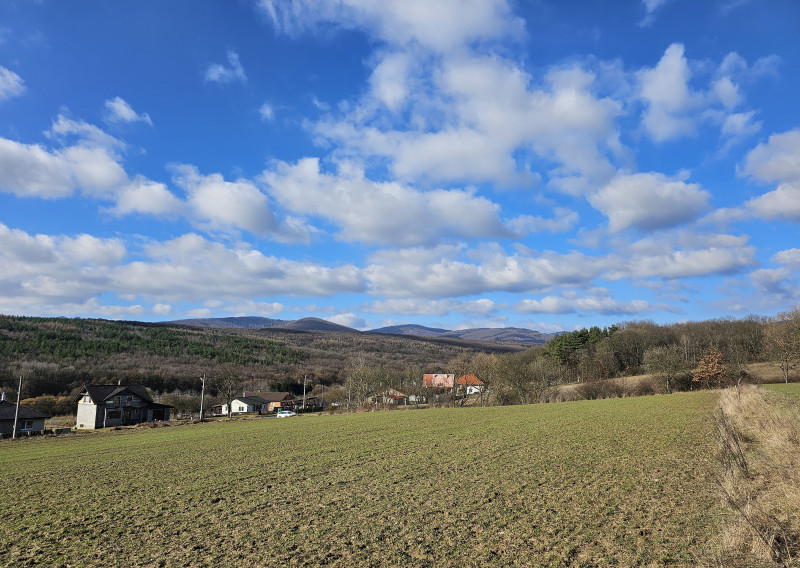 Slnečný stavebný pozemok IBV Zlatníky 958m2 - na predaj